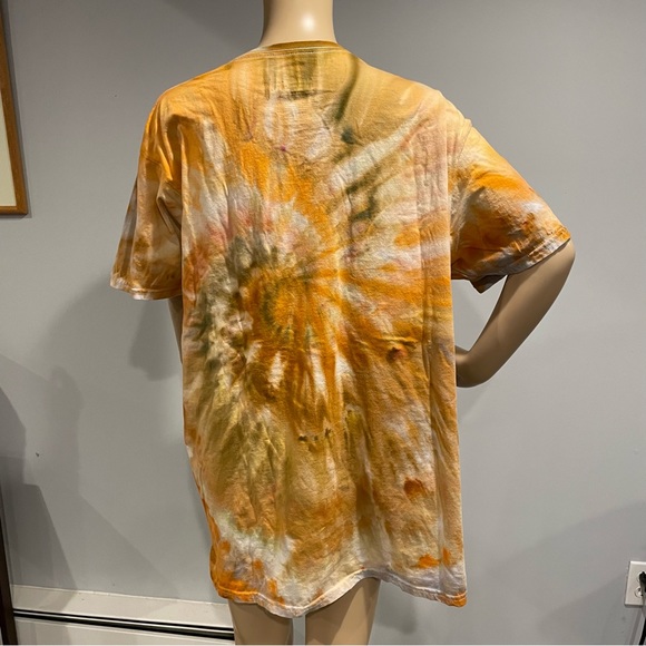 Tiedye vneck tshirt 2XL autumn spiral in brown, orange, and gold gravity dye - Picture 6 of 7